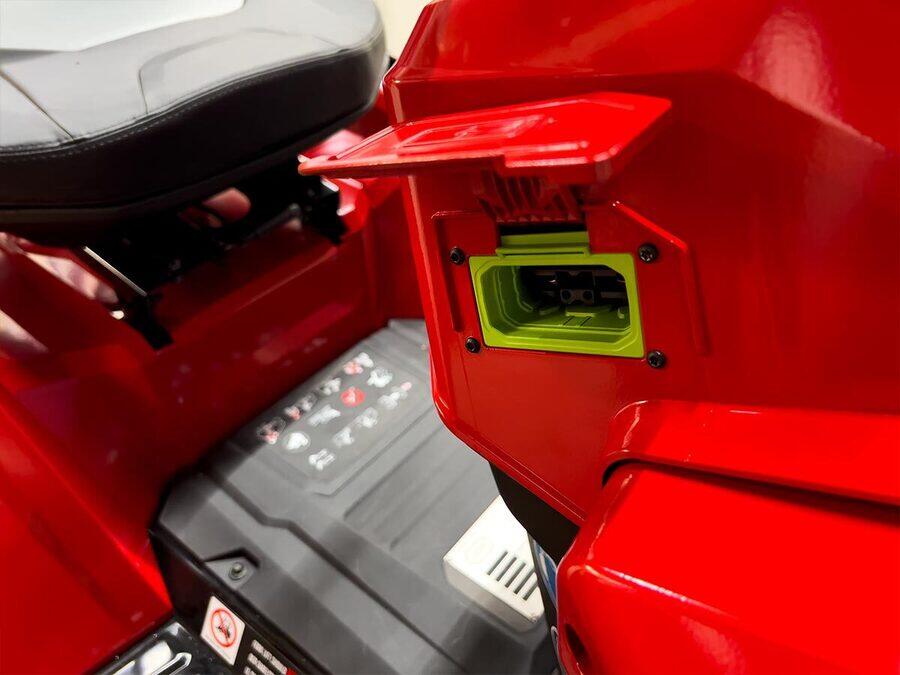 lightbox_IMG_7702-Detail-Charging